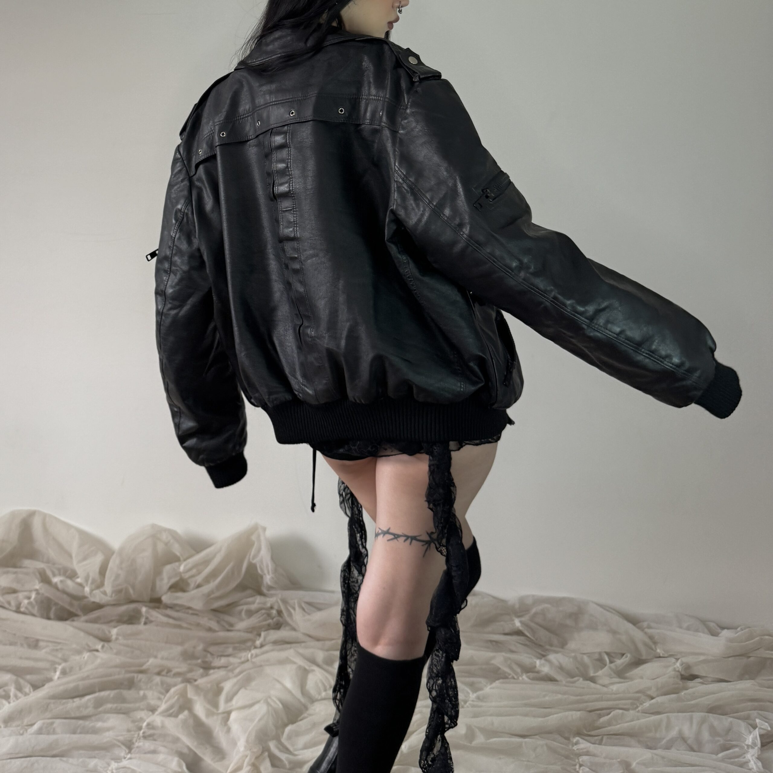 BLACK LEATHER BOMBER w SILVER DETAILS - Obrázek 15