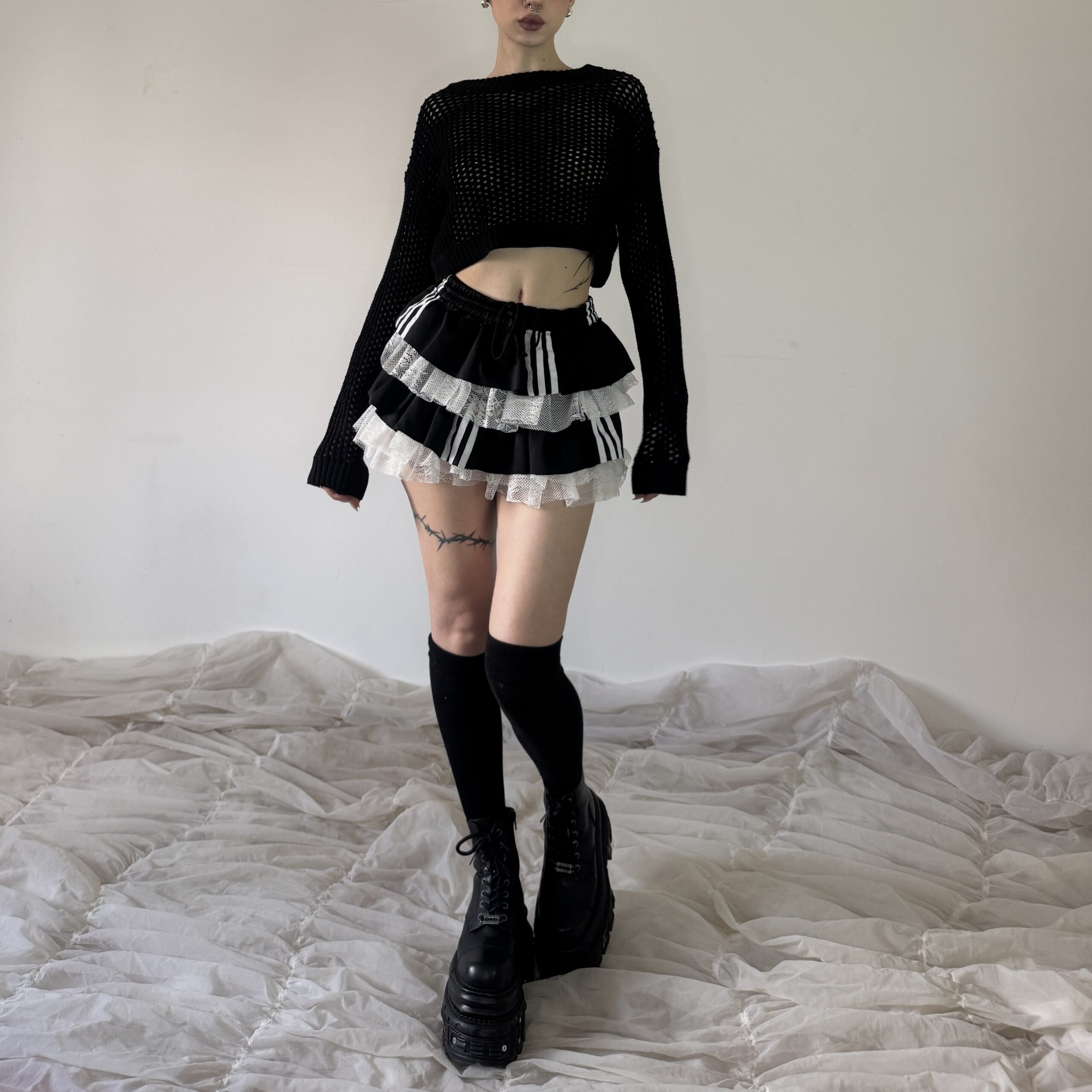 BLACK CROPPED SWEATER - Obrázek 2