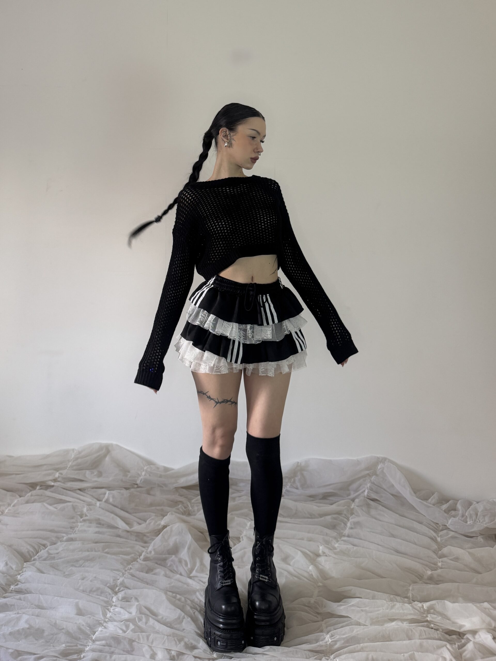BLACK CROPPED SWEATER - Obrázek 3