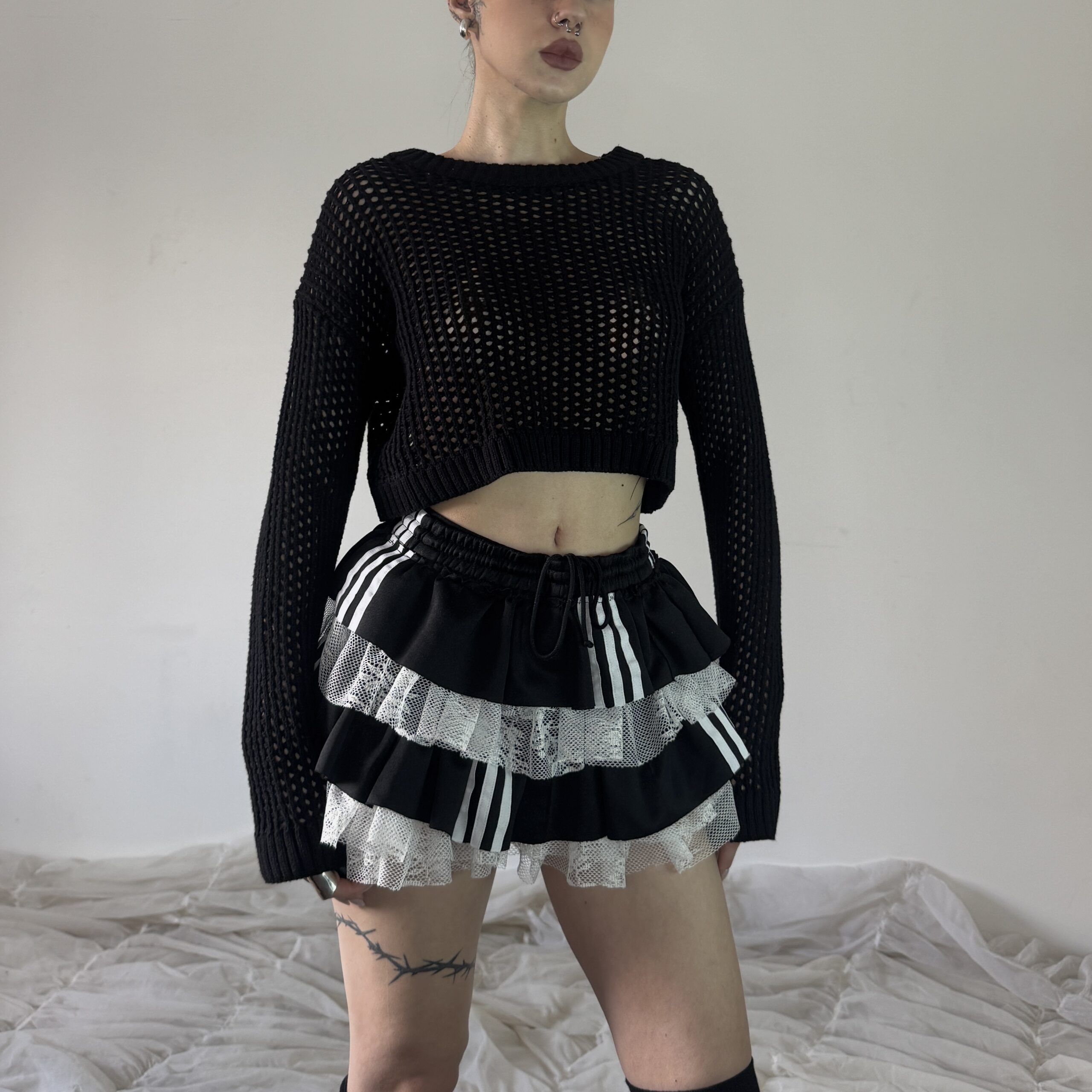 BLACK CROPPED SWEATER