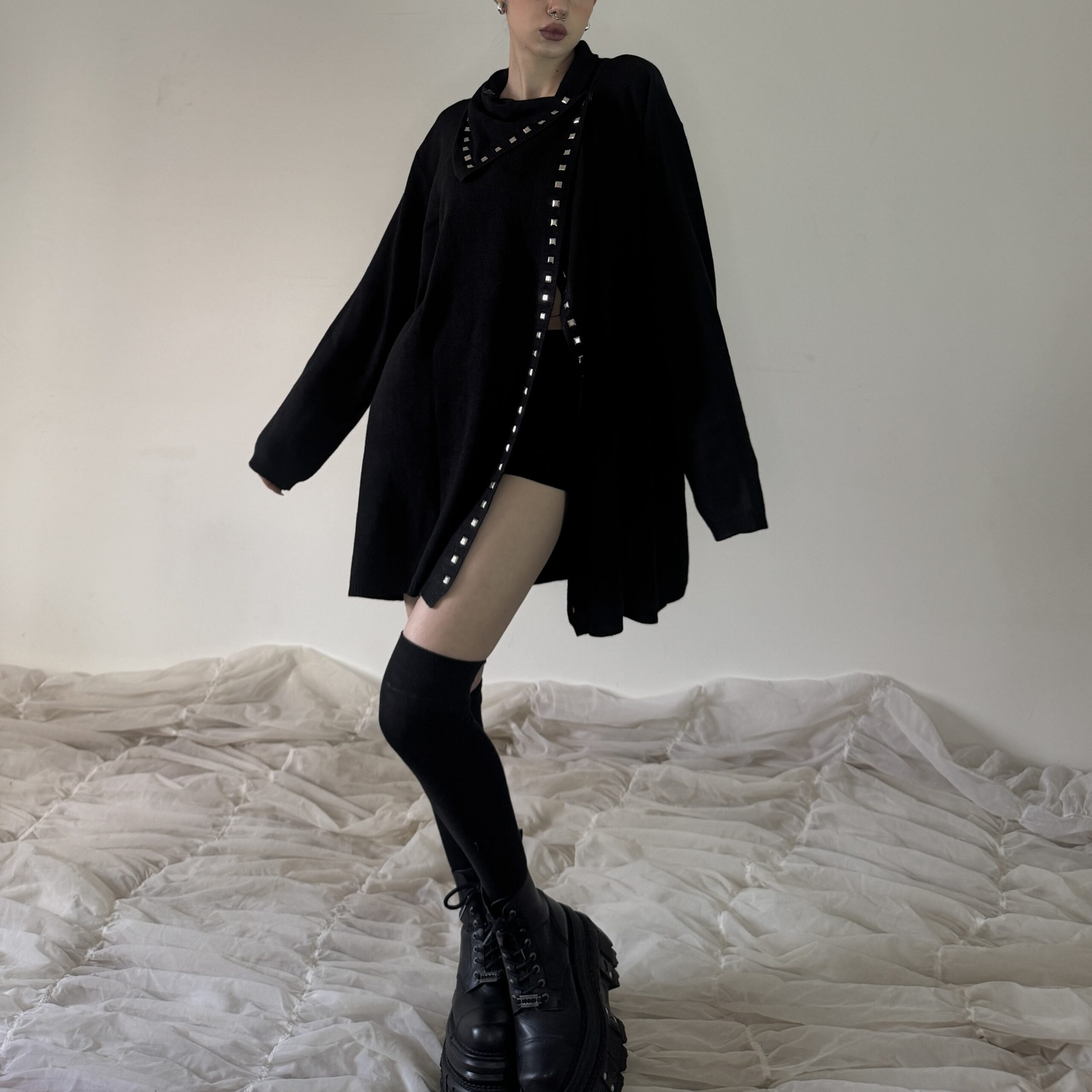 BLACK SWEATER w STUDS - Obrázek 2