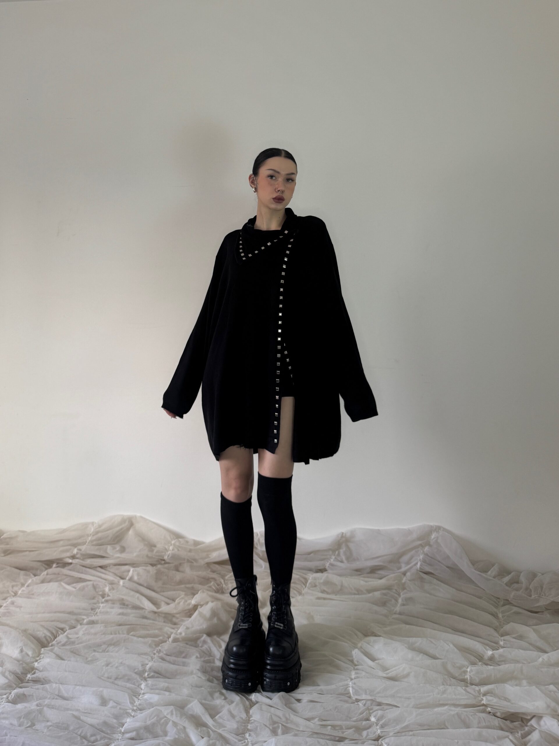 BLACK SWEATER w STUDS - Obrázek 3